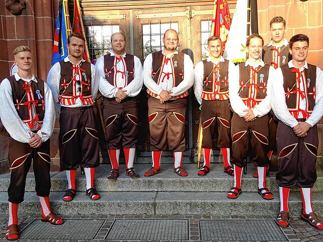 Keine Chilbi ohne die Junggesellen (von links): Jonathan Möller, Mario Schleith, Felix Jehle, Jonas Kissel, Tobias Fricker, Jonathan ...