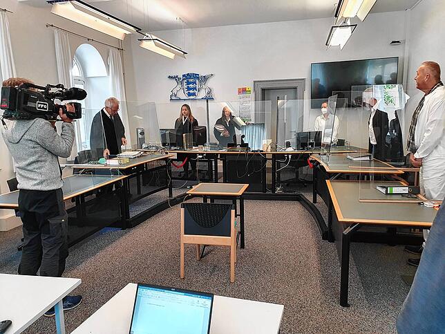 Der Angeklagte Udo Schulz (am rechten Bildrand) mit seinem Konstanzer Verteidiger Tomislav Duzel (links von ihm) und Richterin Kristina ...
