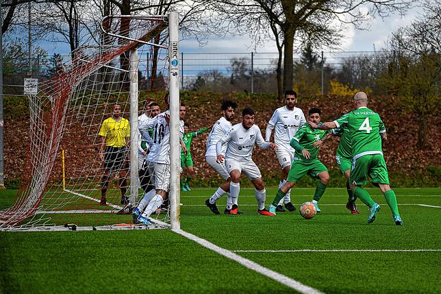 Bild 6: SV Herten setzt sich mit 4:1 gegen FC Schönau durch &ndash; und wir haben Bilder!