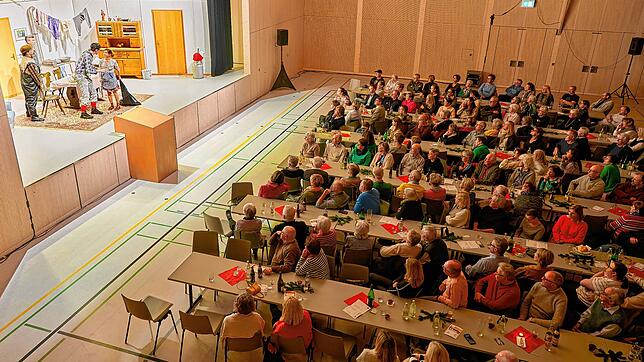 Die Theatergruppe Markelfingen führt in der Gemeindehalle das Lustspiel „Zu früh gefreut“ von Bernd Gmbold auf. Auf der Bühne (von ...