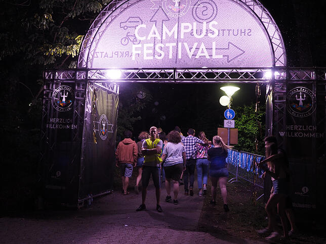 22:09 Uhr: Noch immer strömen Besucher auf das Festivalgelände mitten im Uni-Wald. Sie sind zum Top-Act des Abends gekommen und freuen ...