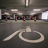 Geänderte Verkehrsführung im Parkhaus Post: Das schafft mehr Platz für Behinderte.