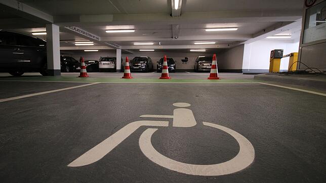 Geänderte Verkehrsführung im Parkhaus Post: Das schafft mehr Platz für Behinderte.