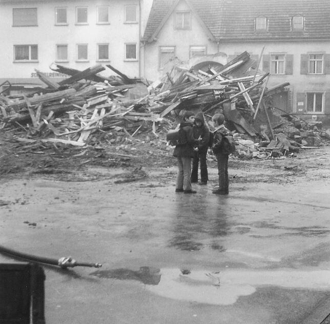Kinder schauten sich den Schuttberg an.