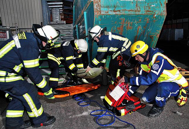 Bild 28: Feuerwehr, THW und DRK üben gemeinsam den Ernstfall. Hier gibt es die Bilder!