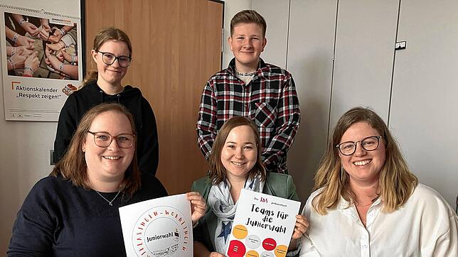 Das Organisationsteam der Juniorwahl (von links): Schulleiterin Julia Reiser, Liya Fetzer, Jennifer Müller, Max Breinlinger und Carolin ...