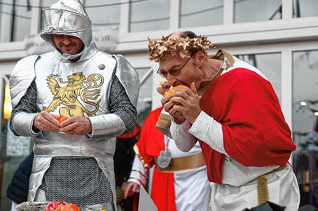 Bild 12: Rathaussturm in Moos: Gemeinde wehrt sich als römische Armee – Die Bilder vom Fasnacht-Spektakel!
