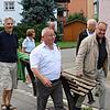 Für die Älteren in der Gruppe wurde bei der Führung eine Bank mitgetragen. Bild: Christina Rademacher