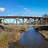Die Oberlauchringer Stahlgitter-Eisenbahnbrücke, fotografiert von der daneben liegenden Fußgängerbrücke über die Wutach.