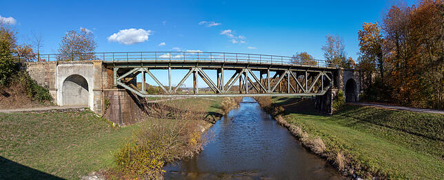 Die Oberlauchringer Stahlgitter-Eisenbahnbrücke, fotografiert von der daneben liegenden Fußgängerbrücke über die Wutach.