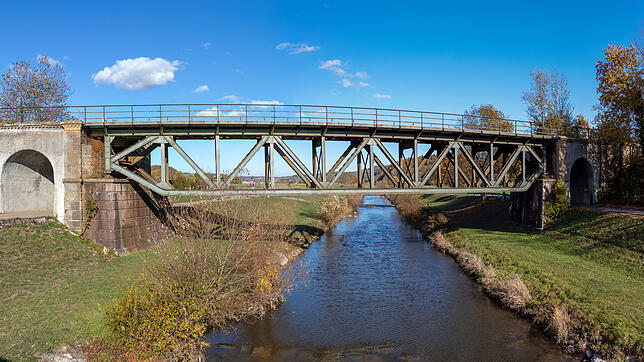 Die Oberlauchringer Stahlgitter-Eisenbahnbrücke, fotografiert von der daneben liegenden Fußgängerbrücke über die Wutach.