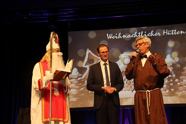 Der Nikolaus (links) und Knecht Ruprecht, auch bekannt als Personalchef Winfried Klötzer (rechts) lesen Bürgermeister Micha Bächle die ...