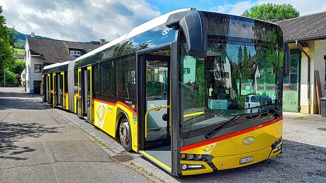 Von Wegenstetten aus verkehren nur Gelenkbusse. Sie verfügen über 43 Sitz- und 104 Stehplätze.