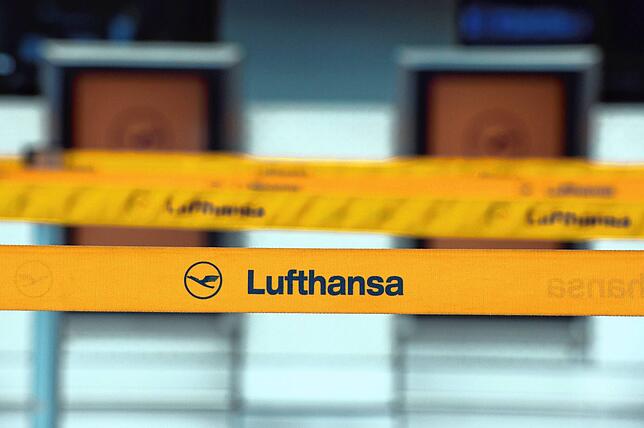 Mitten in der beginnenden Ferienzeit streicht die Lufthansa wegen Personalmangels Tausende Flüge an ihren Drehkreuzen Frankfurt und München.