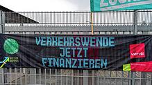 Ein Transparent der Gewerkschaft, aufgehängt während des Streiks Anfang Februar in Konstanz, fordert die Verkehrswende – für die ...