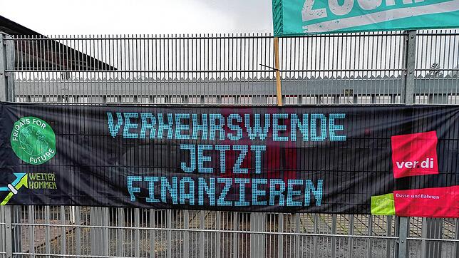 Ein Transparent der Gewerkschaft, aufgehängt während des Streiks Anfang Februar in Konstanz, fordert die Verkehrswende &ndash; für die ...