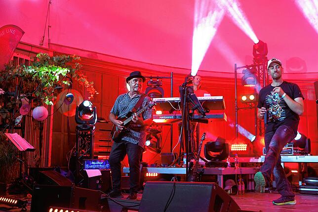 Bild 10: Seenachtfest 2024: Party auf dem Festgelände. Hier sorgen DJs und Bands für Stimmung bei den Gästen