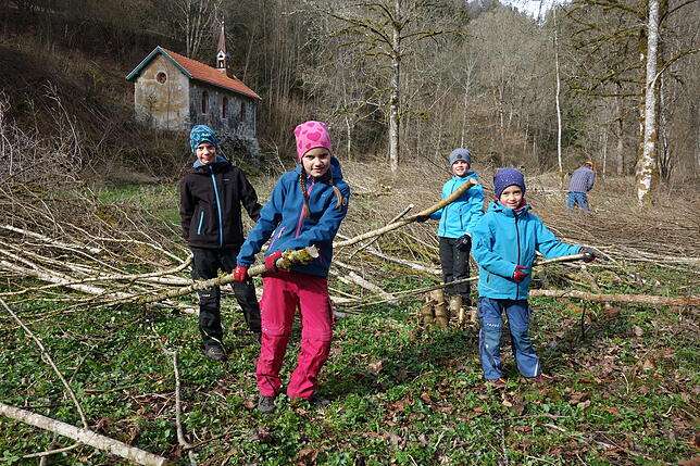 Auch Kinder packten beim Wutachputz mit an. Sie waren bei der Badhofkapelle im Einsatz und freuten sich über tierische Begegnungen mit ...