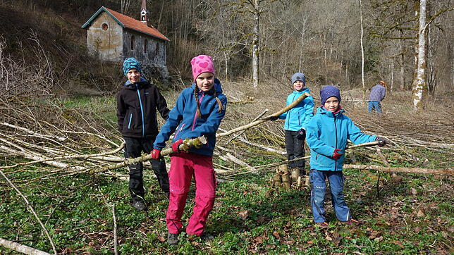 Auch Kinder packten beim Wutachputz mit an. Sie waren bei der Badhofkapelle im Einsatz und freuten sich über tierische Begegnungen mit ...