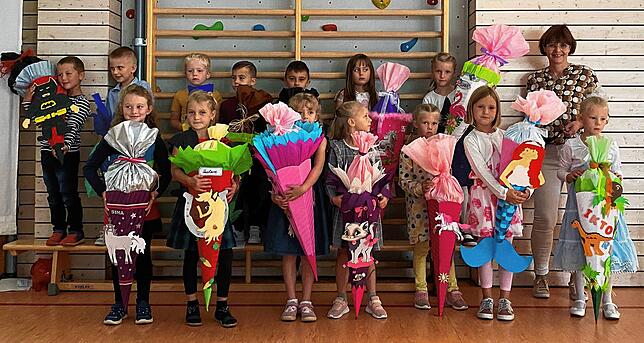Die Erstklässler der Drachenklasse an der Gauchachschule Döggingen mit ihrer Klassenlehrerin Susanne Ohmann-Warnke.