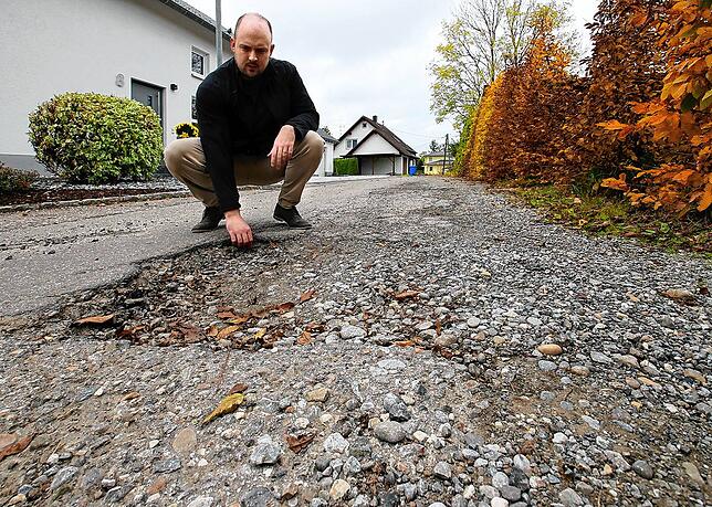 Dominik Kugler, der als Bürgermeister für Sauldorf kandidiert, wurde bei einem seiner Wahlkampftermine auf dieses Schlagloch in der ...
