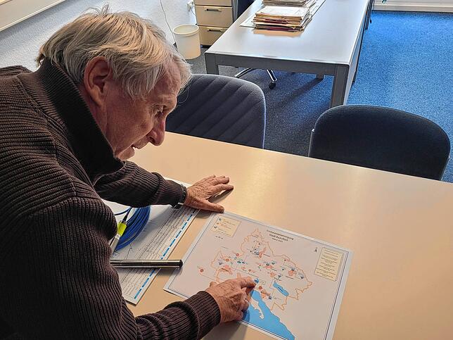 Bedroht der Klimawandel die Trinkwasserversorgung in Radolfzell und Singen? Werner Michel erklärt anhand einer Karte die Versorgung der ...