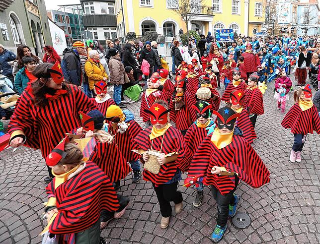 Bild 13: Hunderte Nachwuchsnarren starten beim Donaueschinger Kinderumzug