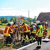 Ein gestelltes Übungsszenario war eine Person in einem Schacht. Sie wurde mit Hilfe eines Leiterbocks, eines Standrohres und eines Seils ...