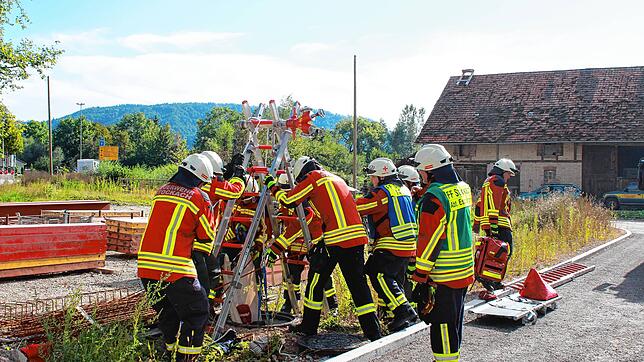 Ein gestelltes Übungsszenario war eine Person in einem Schacht. Sie wurde mit Hilfe eines Leiterbocks, eines Standrohres und eines Seils ...