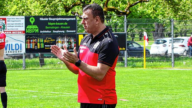 Applaus von Interimstrainer Markus Mecking: Der SV Deggenhausertal hat den Klassenerhalt perfekt gemacht und spielt auch in der ...