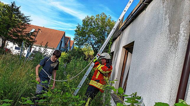 Eine Person wurde mit Seilsicherung über die Steckleiter gerettet.