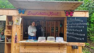 Franziska Kerec und Omar Vaal verköstigen an ihrem kleinen Kiosk Wanderer mit selbstgemachten Kuchen. Und jeder Gast zahlt einfach, was ...