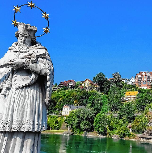 Die Brückenstatue des heiligen Nepomuk auf der Laufenbrücke vor dem Goldhaus Tom Besers.