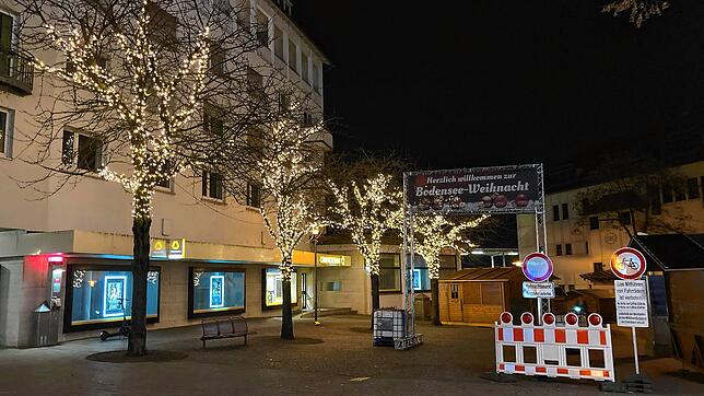 Verwaist stehen die Buden des Häfler Weihnachtsmarktes im Stadtzentrum. Die Bodensee-Weihnacht ist am Dienstsagabend kurzfristig ...