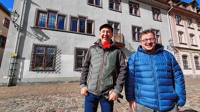 Anselm Säger und Dominik Schaaf (von links) vor dem Villinger Rathaus. Der Narro-Zunftmeister und der Chef der Katzenmusik moderieren ...