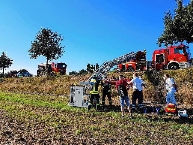 Bild 1: Feuerwehr birgt verletzten Radfahrer bei ungewöhnlicher Rettungsaktion mit der Drehleiter