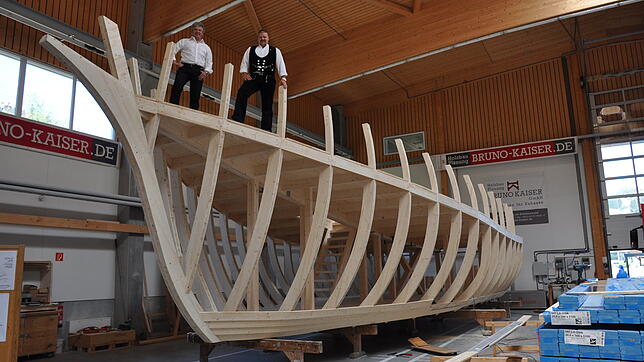 Die Schiffsbauer: Der Geschäftsführer der Holzbau Bruno Kaiser in Bernau, Herbert Duttlinger, mit dem Schiff, das maßstabsgetreu in ...