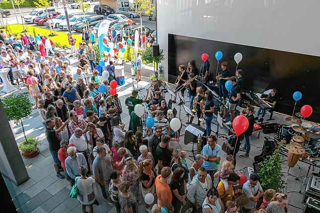 Geordnet: Während die einen durch das Gebäude geführt wurden, mussten viele hundert weitere Besucher warten, bis sie an der Reihe waren. ...