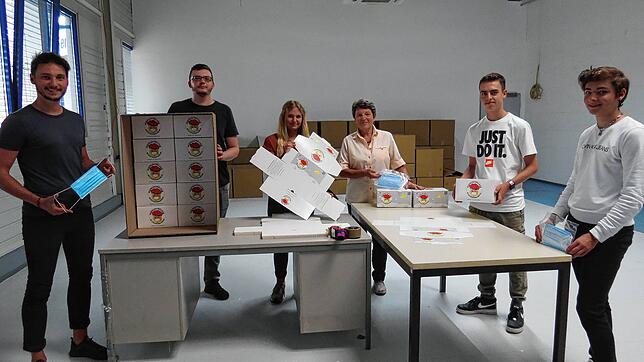 Endverpackung der Schutzmasken in einem Raum des Villinger Hoerco-Elektromarkts: (von links) Alexander Hoer, Maschinenbediener und ...