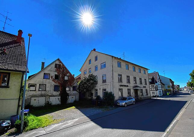 Das ehemalige Gasthaus Adler an der Radolfzeller Straße mit dem denkmalgeschützten kleineren Gebäude links daneben.