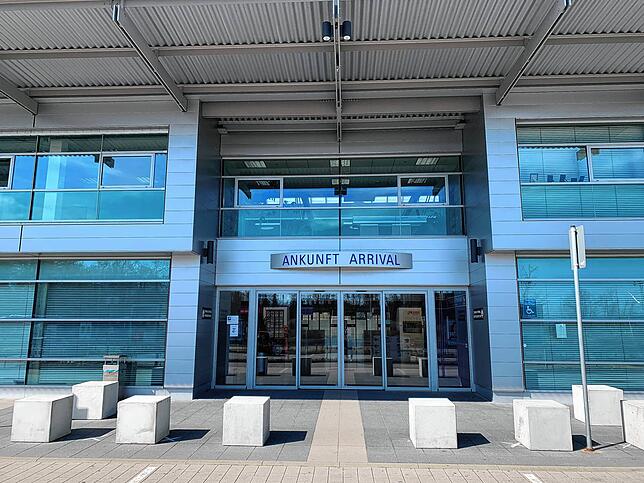 Ankunftsterminal am Bodensee-Airport: Der ist für eine Million Passagiere ausgebaut, die hier pro Jahr noch nie gestartet oder gelandet ...