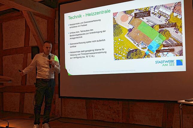 Marius Wöhler, Leiter Energiesysteme beim Stadtwerk am See, gab technische Informationen rund um das geplante Seewärmeprojekt.