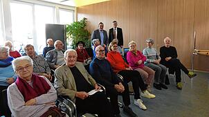 Die Besucher nutzen die Gelegenheit, sich von Landrat Martin Kistler aus erster Hand informieren zu lassen. Bild: Doris Dehmel