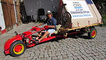 Mit diesem umgebauten Balkenmäher Marke Eigenbau ist Immanuel Bayer auf große Fahrt von Engelswies ins etwa 600 Kilometer entfernte Leipzig.