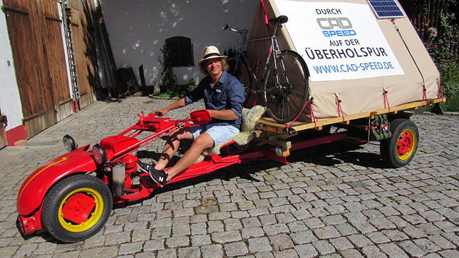 Mit diesem umgebauten Balkenmäher Marke Eigenbau ist Immanuel Bayer auf große Fahrt von Engelswies ins etwa 600 Kilometer entfernte Leipzig.