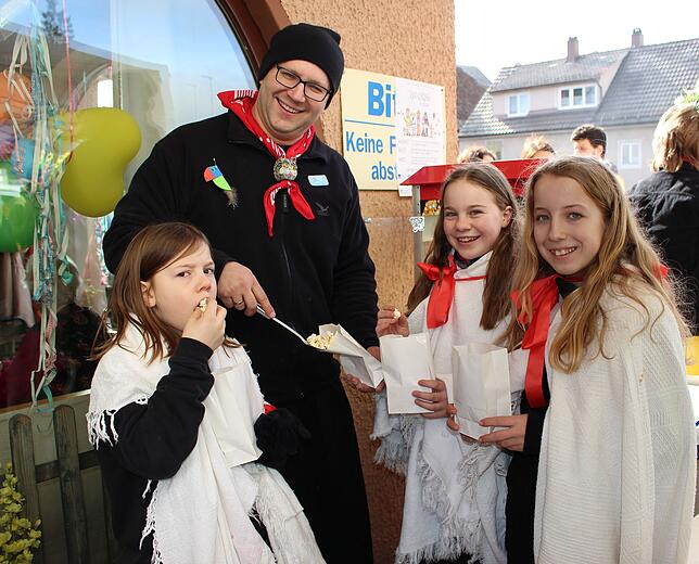 Das knackige Popcorn, das Manuel Nabenhauer als Lohn für das Rufen verschenkt, schmeckt den hungrigen drei Fledermäusen Elia, Ina und ...
