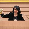 Muhterem Aras läutet in Stuttgart die Landtags-Glocke, um im Saal um Ruhe zu bitten.