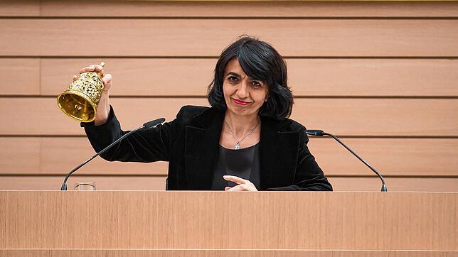 Muhterem Aras läutet in Stuttgart die Landtags-Glocke, um im Saal um Ruhe zu bitten.