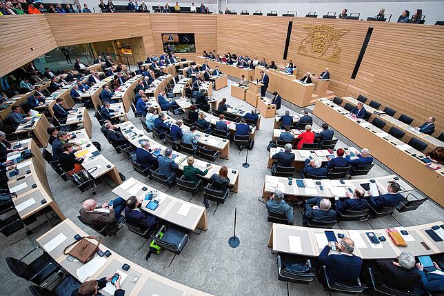 Abgeordnete sitzen während einer Sitzung im Stuttgarter Landtag auf ihren Plätzen.
