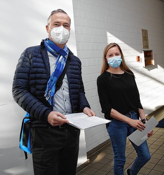 Die soziale Verantwortung nimmt das SÜDKURIER-Medienhaus ernst. Geschäftsführer Peter Selzer und Pandemie-Managerin Julia Klose von der ...